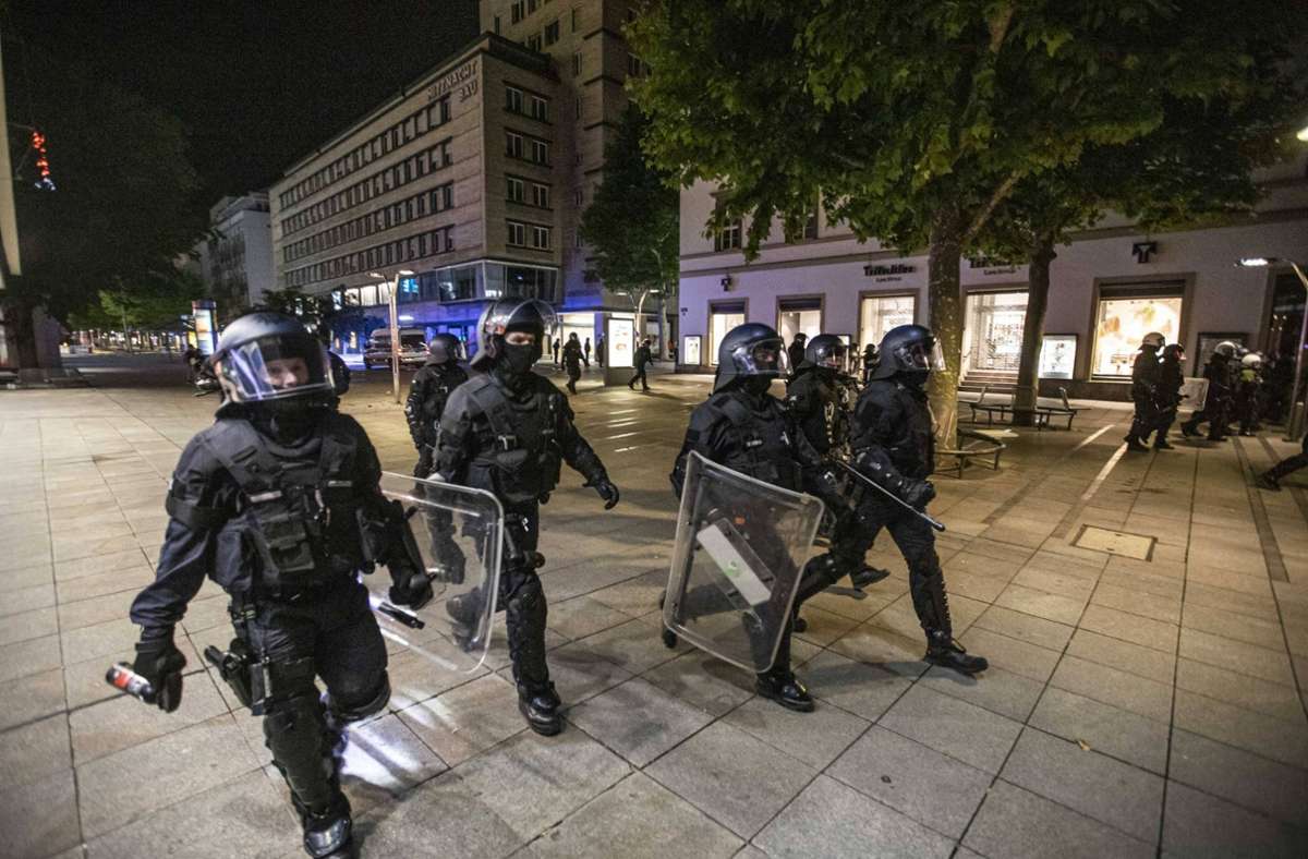 Die Polizei rückt in der Stuttgarter Innenstadt vor.