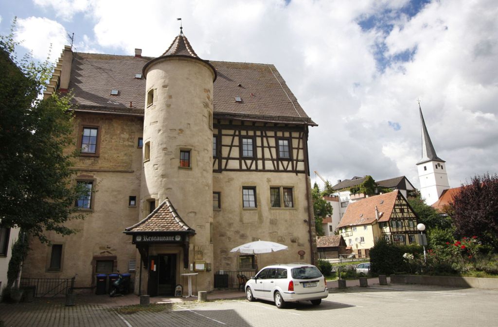 In Leonberg-Höfingen kann man in den historischen Mauern eines Schlosses sogar speisen, denn darin befindet sich heute ein Restaurant. Das Gebäude, das sich über dem Glemstal erhebt, wurde im 16. Jahrhundert auf den Mauern einer älteren Burganlage der damaligen Truchsessen von Höfingen erbaut. Es hat einen Turm, Fachwerk im oberen Stockwerk und Zinnen auf einer Seite des Daches.