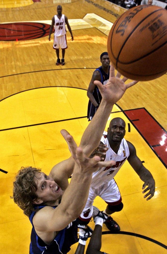 2006 verlieren die Dallas Mavericks in den NBA-Finals gegen Miami Heat und Shaquille O’Neal (rechts).