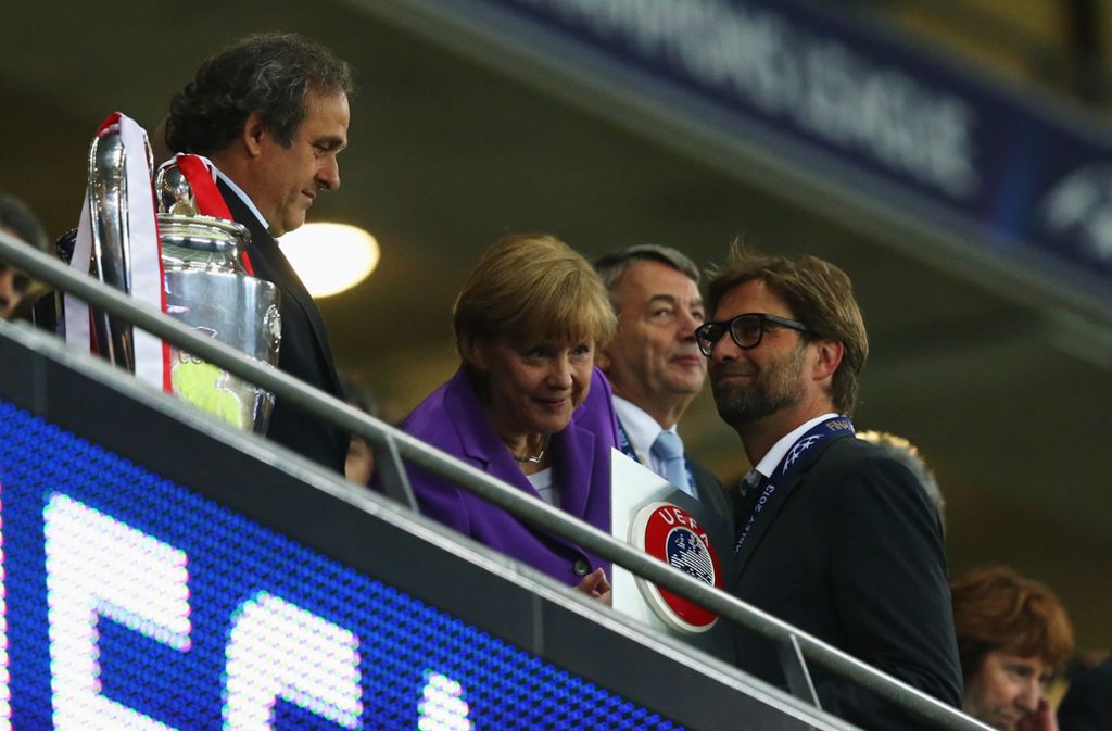 Da kann selbst Angela Merkel den Trainer Klopp nicht mehr trösten. Im Champions-League-Finale 2013 verliert der BVB mit 1:2 gegen die Bayern.