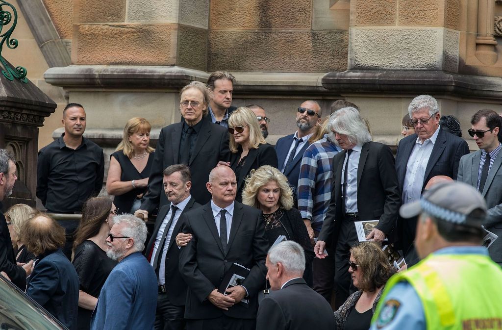 Hunderte Menschen bei der Beerdigung von Malcolm Young