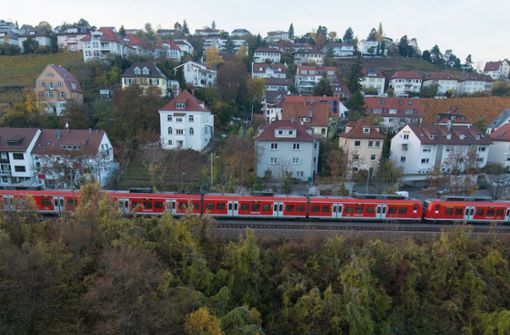 Die Gäubahn, hier ein Streckenstück durch Stuttgart,  verliert mit Stuttgart 21 ihren direkten Anschluss an den Hauptbahnhof. Foto: dpa/Franziska Kraufmann