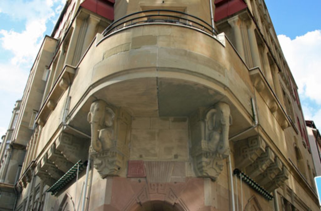 Am Eckhaus zur Rötestraße wird es exotisch. Hier wird der Balkon von zwei Elefantenköpfen getragen.