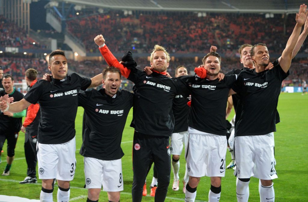 1:1 zu Hause und dann 1:0 im Rückspiel auswärts gewonnen: Die Mannschaft von Eintracht Frankfurt feierte 2016 den Klassenverbleib nach den Relegationsspielen gegen den 1. FC Nürnberg.