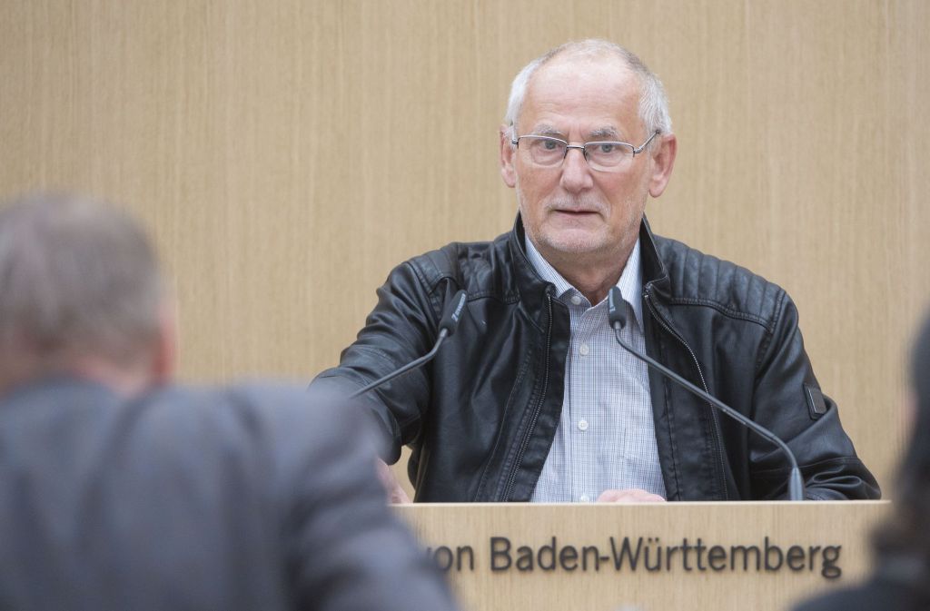 Günter Hollandt, ehemaliger Leiter der Soko Rex, spricht in Stuttgart vor dem Sitzung des NSU-Untersuchungsausschusses im Landtag. Foto: dpa