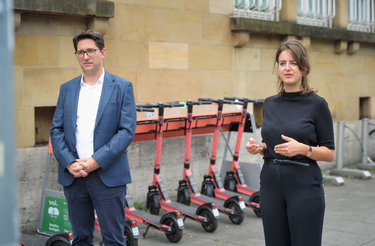Dirk Rothenstein von der S-Bahn Stuttgart zusammen mit Jasmin Rimmele von Voi Technology Germany bei der Vorstellung der Parkstation.
