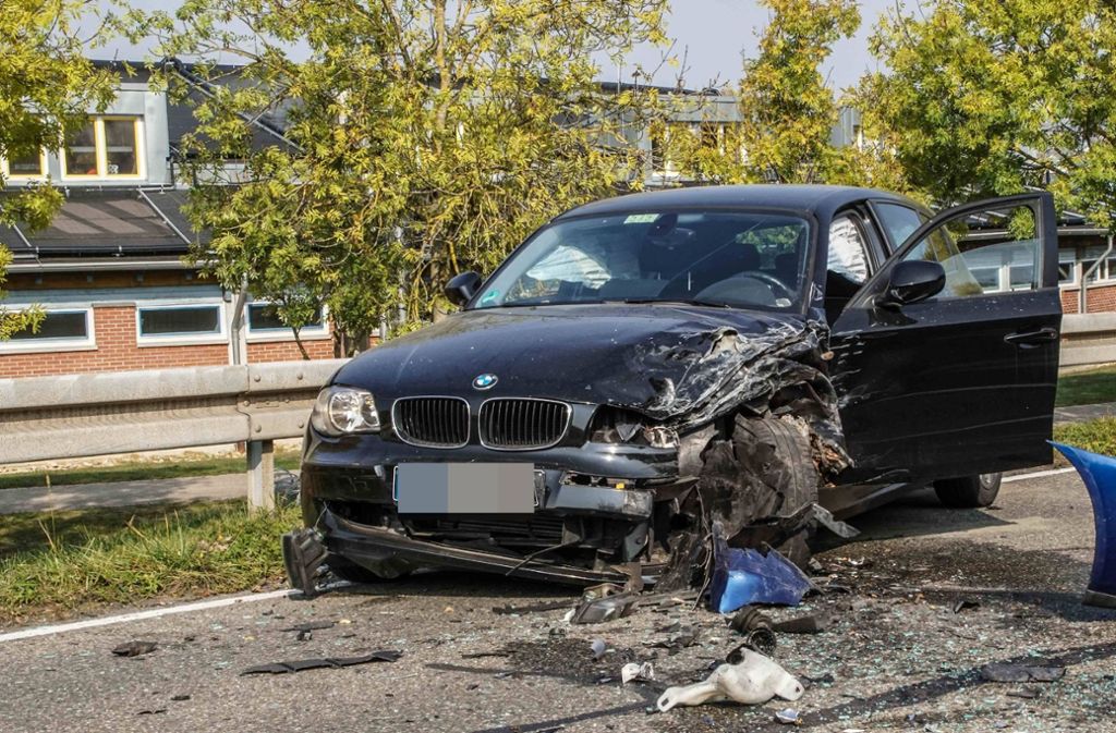 Eine 27 Jahre alte Fiat-Lenkerin kam aus bislang ungeklärter Ursache auf ihrer Fahrt in Richtung der Glemseckstraße nach links von der Fahrbahn ab.