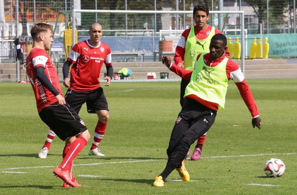Unter anderem Oriol Romeu (zweiter von rechts) und Antonio Rüdiger (rechts) mussten am Donnerstag das Training beim VfB Stuttgart ein wenig früher beenden.