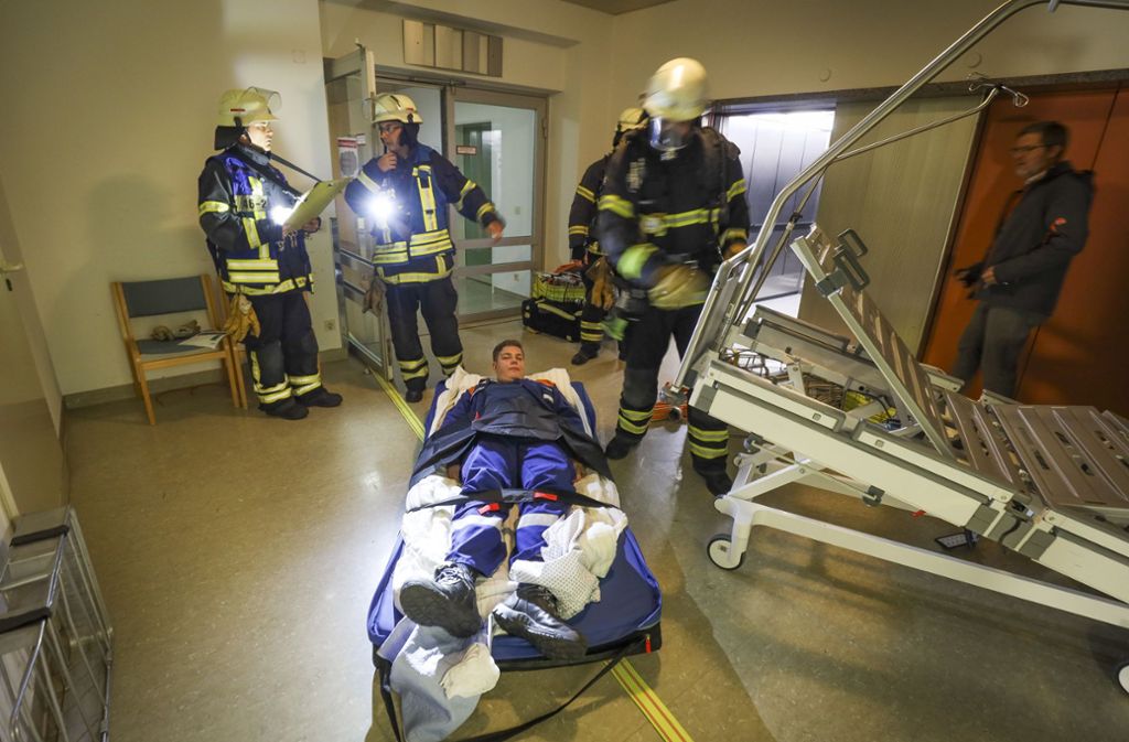 Viele Patienten werden mit samt der Matratze evakuiert.