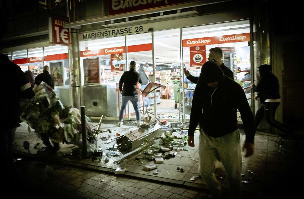 Randalierer und Plünderer in der sogenannten Krawallnacht Foto: Lichtgut/Julian Rettig