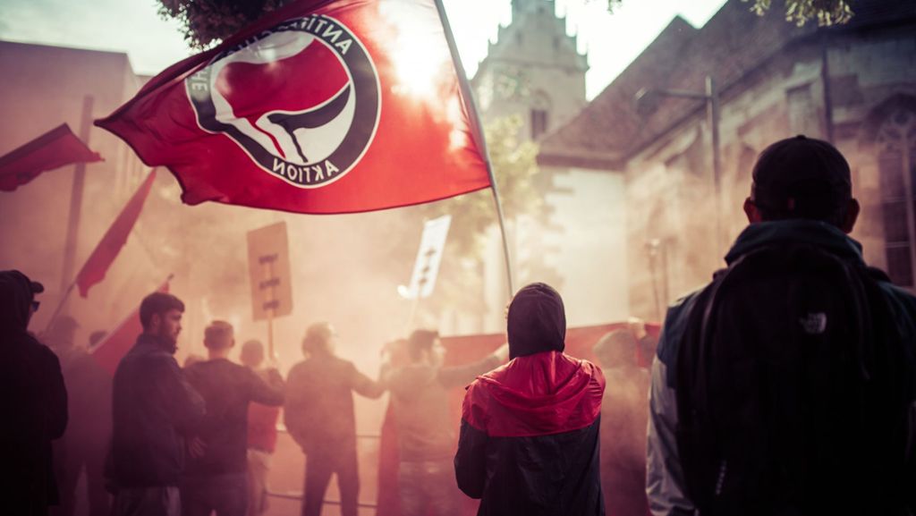  Bislang waren die Proteste gegen die Corona-Beschränkungen in Stuttgart mit Akteuren wie Heinrich Fiechtner politisch eher rechts der Mitte zu verordnen. Jetzt haben Stuttgarts Linke das Thema für sich entdeckt – und planen eine eigene Demo. 