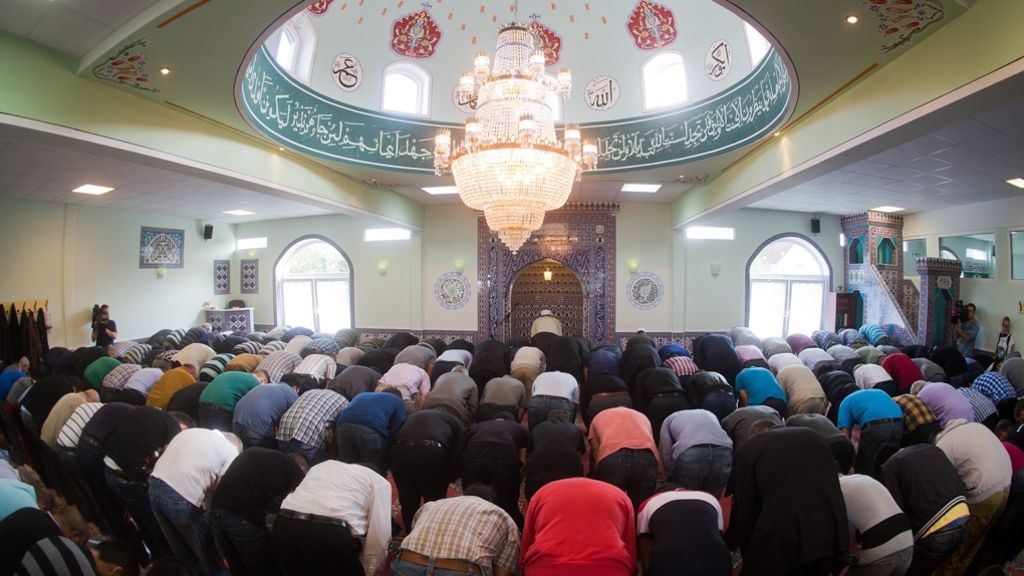  Die Union dringt auf schärfere Kontrolle der Moscheevereine. Der Verfassungsschutz beobachtet heute schon „eine Anzahl von Moscheen“, um zu erfahren, ob in ihnen zu Gewalt aufgerufen oder Volksverhetzung betrieben wird. 