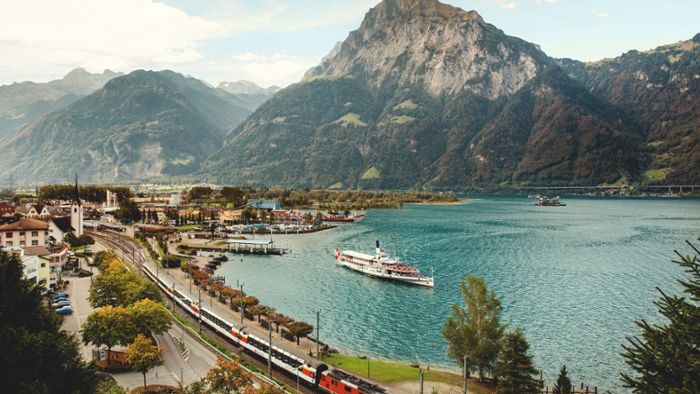 Von Gipfeln bis Seen: Die Vielfalt der Schweiz auf einer unvergesslichen Zugreise durch das Herz der Alpen.