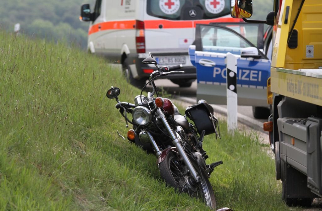 Bei dem Unfall zwischen Lenningen und Schopfloch im Landkreis Esslingen wurde ein Mann schwer verletzt.