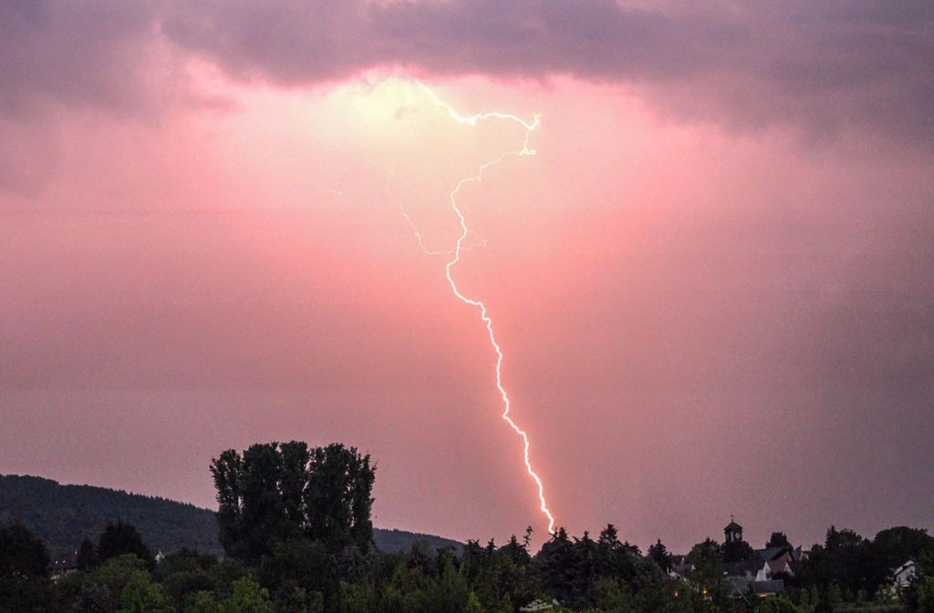 Spektakulärer Himmel über Karlsruhe – mehrere Blitze schlugen in der näheren Umgebung ein.