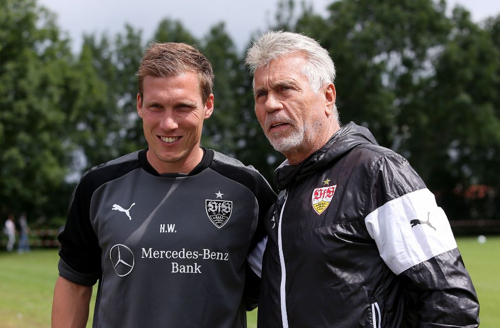 VfB-Coach Hannes Wolf mit einem Fan