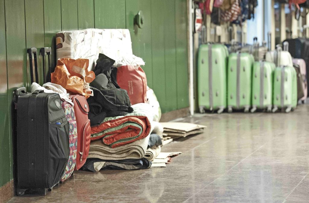 Rand-Geschichten: Hab und Gut von Obdachlosen vor einem Kofferladen