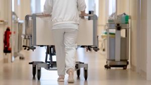 Pflege: Statistik: Anzahl der Beschäftigten im Gesundheitswesen 2022 konstant