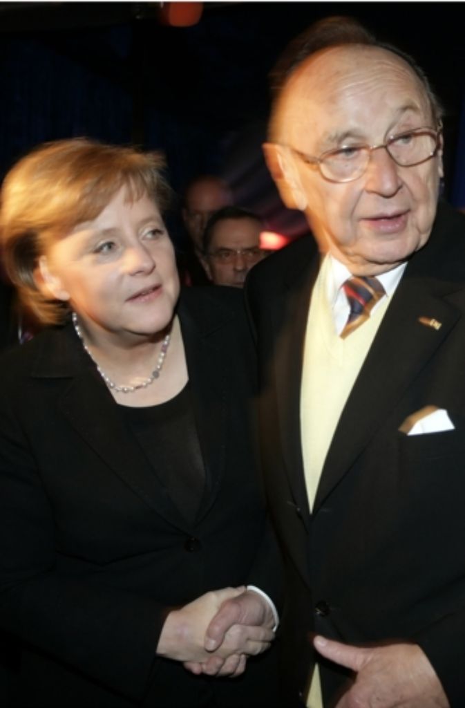 Trotzdem hielt er den Kontakt zur Politik aufrecht. Dieses Bild zeigt Genscher mit Angela Merkel im Jahr 2007.