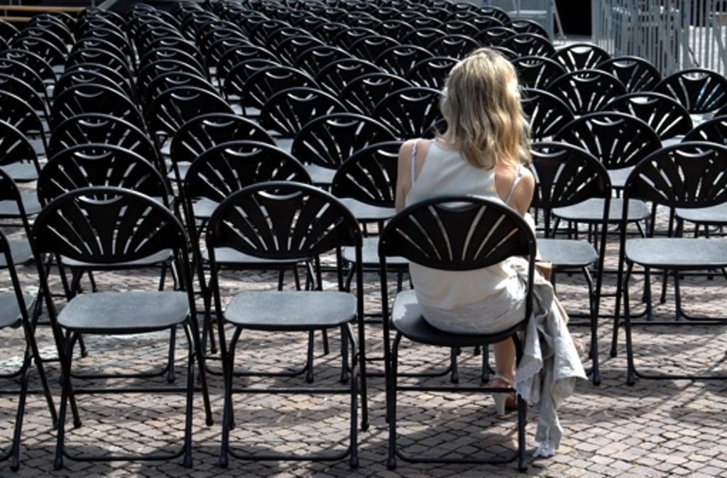Mittwoch, 11.40 Uhr – Vor dem großen Ansturm noch einmal eine gewisse Einsamkeit genießen. 1200 Stühle sind für die Gäste des Gottesdienstes auf dem Schlossplatz aufgestellt. Noch sind sie leer und bieten die Gelegenheit, den Proben auf der Bühne zu lauschen.