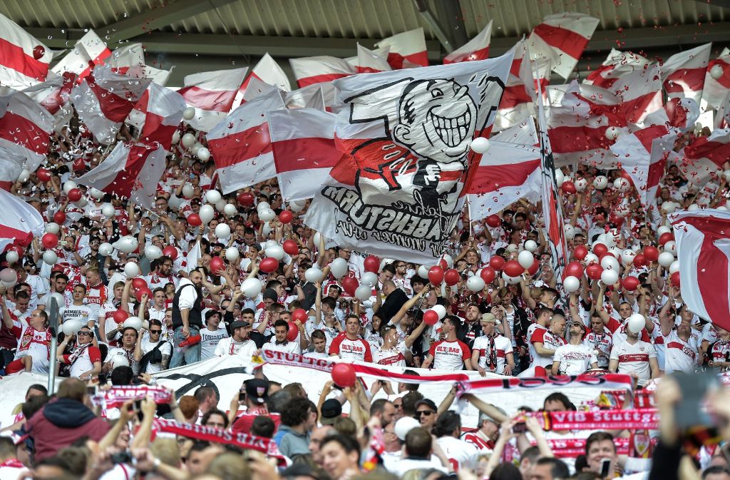 VfB-Fans feuern ihre Mannschaft an