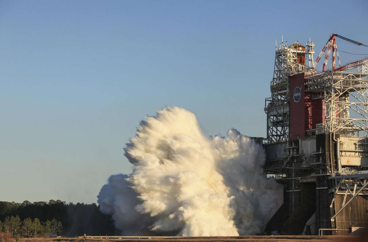 Mitte Januar wurden zum ersten Mal alle Triebwerke des Space Launch Systems unter vollem Schub getestet. Wegen eines Problems mit der Hydraulik wurde der Test nach einer knappen Minute abgebrochen. Der ursprünglich für November geplante Jungfernflug wird sich deshalb wohl verzögern.