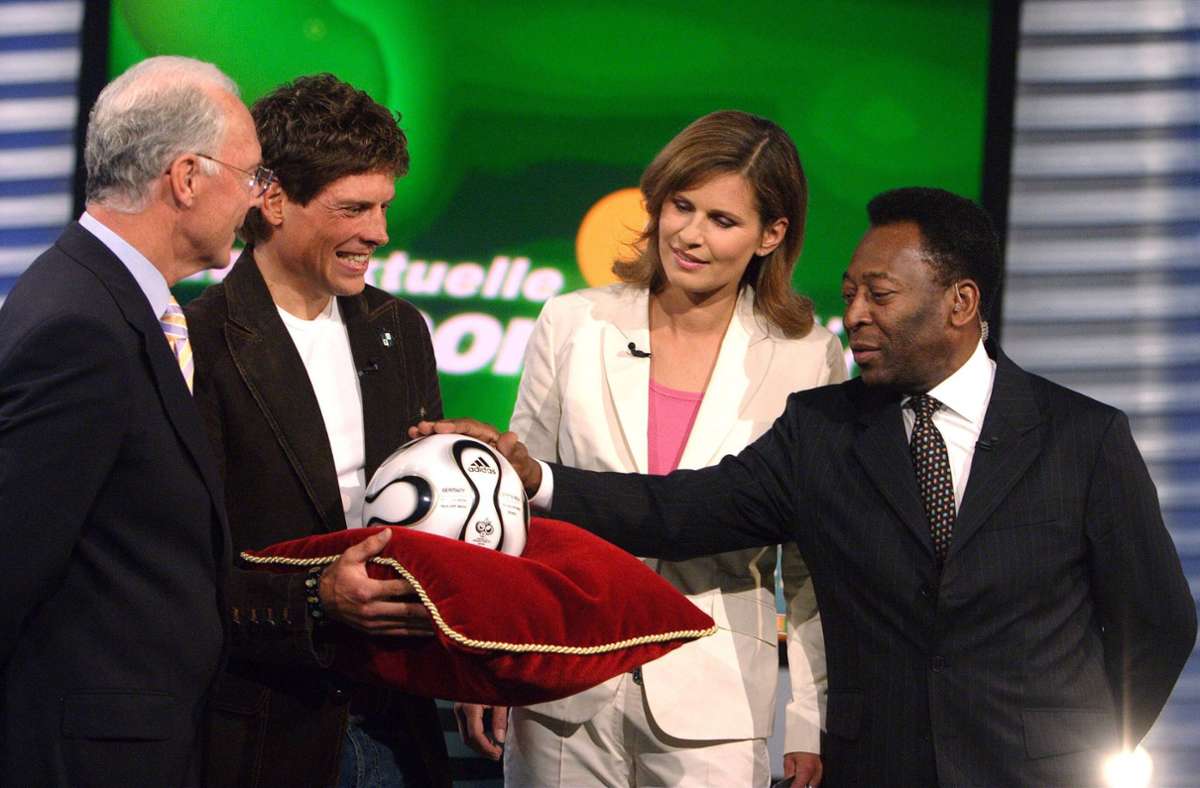 Kurz vor Beginn der WM 2006 war Jan Ullrich noch gern gesehener Gast – wie hier im ZDF-Sportstudio mit den Fußball-Legenden Franz Beckenbauer und Pelé
