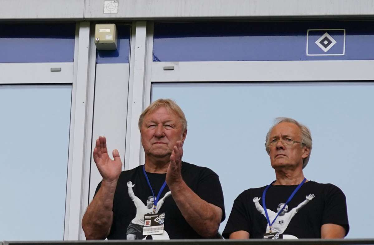Im Spiel gegen Rostock zeigen sich auch die ehemaligen HSV-Größen Horst Hrubesch und Bernd Wehmeyer im Seeler-T-Shirt.