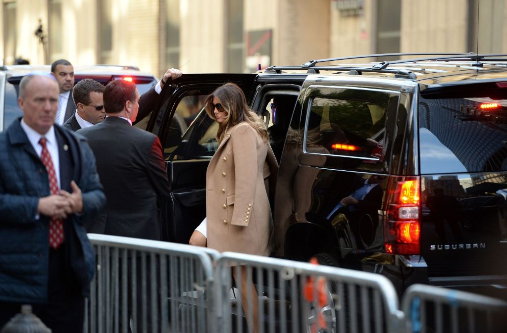 Zuvor machte sich die 46-Jährige Melania Trump am Wahltag in New York selbst auf den Weg, um ihren Ehemann zu unterstützen.