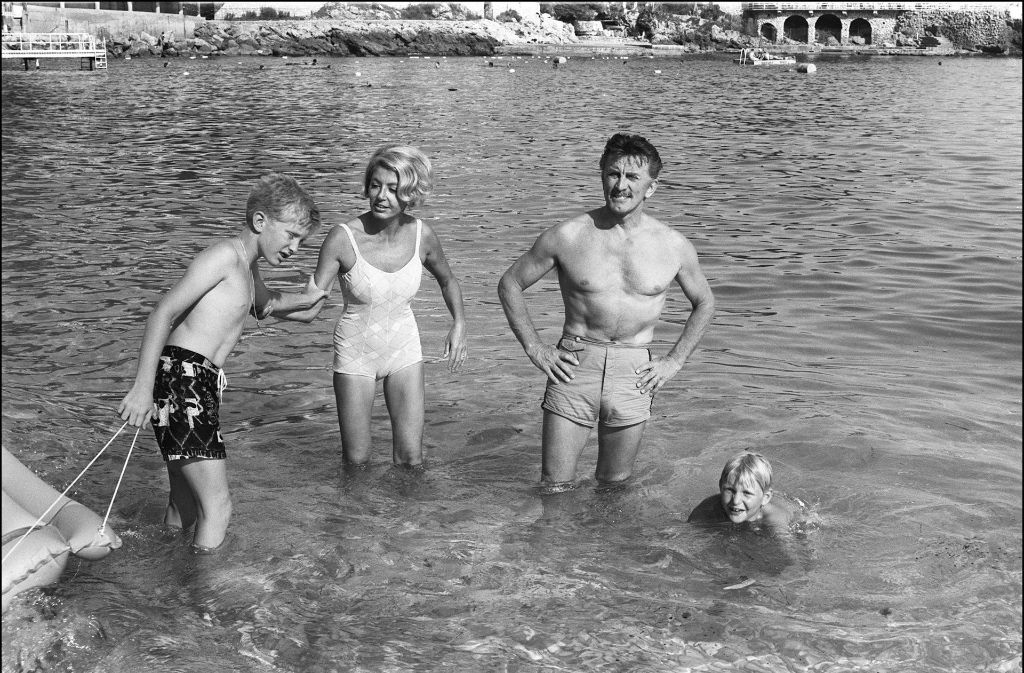 Kirk Douglas mit seiner zweiten Ehefrau Anne und seinen Söhnen Peter (links) und Eric im Jahr 1967.