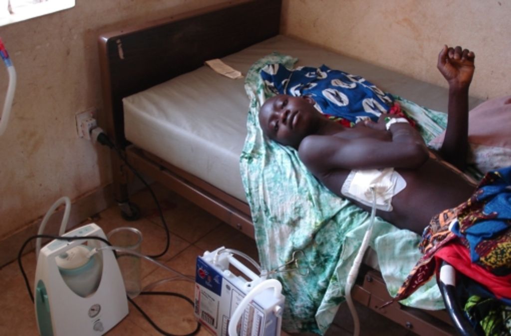 Dieser Patient in Sierra Leone hat eine Lungenentzündung.