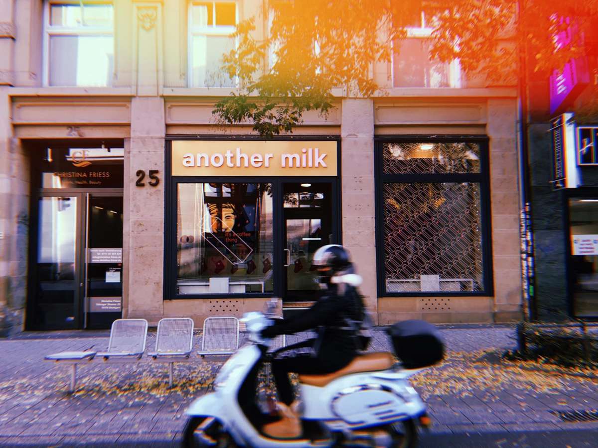 Wenn ihr in der Stadt unterwegs seid, probiert doch mal einen Cappuccino mit Erbsenmilch bei Another Milk gegenüber vom Gerber oder in der Calwer Straße (Öffnungszeiten: Montag-Samstag 9-17 Uhr).