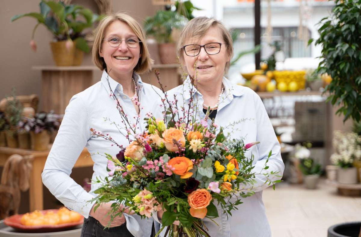 Beatrix Hess und Ulrike Hess-Nähr arbeiten Seite an Seite im Blumenladen in Leinfelden. Chefin ist die Jüngere von beiden.