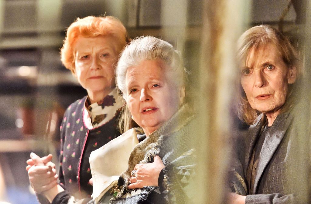 Isolde (Irm Herrmann), Catharina (Hanna Schygulla) und Margarethe (Margit Carstensen, von links) sind seltsam, anziehend, ein bisschen verstörend? und auch in schwierigen Situationen nicht wirklich aus der Ruhe zu bringen.