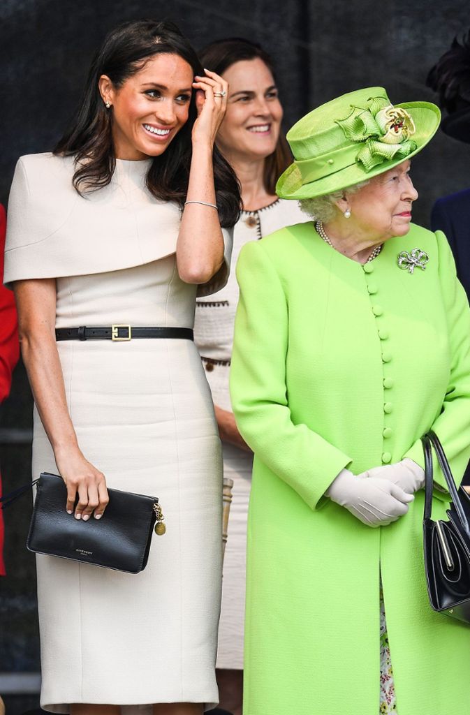 Elizabeth II. kam in maigrün, Meghan trug ein cremefarbenes Kleid von Ginvenchy.