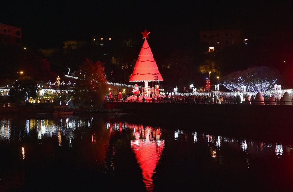 Mit klaren Formen und ohne Schnickschnack kommt der Weihnachtsbaum am Bnachii Lake im Libanon daher. Der Stern auf seiner Spitze hat einen Durchmesser von beeindruckenden fünf Metern.