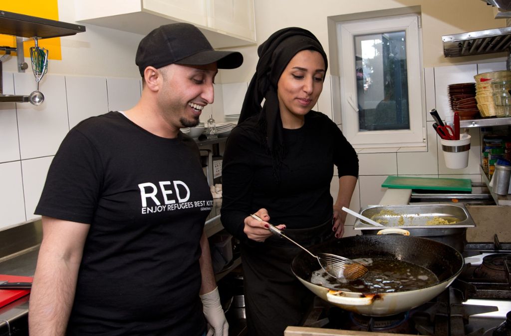 Khaled Alhussein und Bayan Albarazi in der Küche.