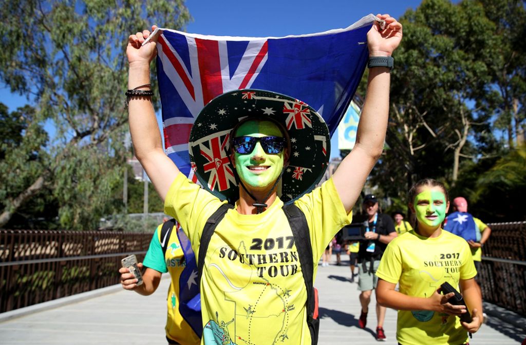 ...genauso wie der junge Mann mit der australischen Flagge und dem dazu passenden Hut.