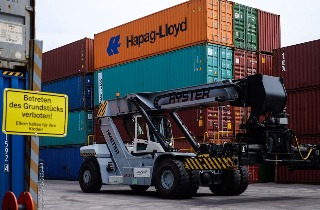 Die sogenannten Reachstacker können bis zu 41 Tonnen schwere Container stapeln.