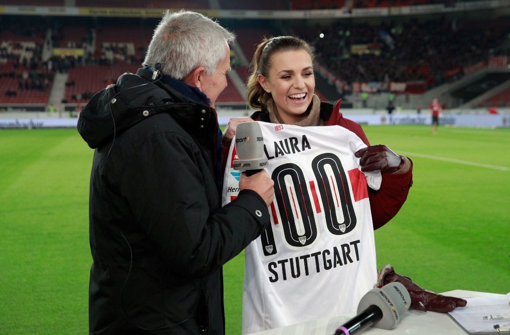 VfB-Präsident Wolfgang Dietrich gratuliert der Sport1-Moderatorin Laura Wontorra zu ihrem 100. Montagsspiel und überreicht ihr ein VfB-Trikot als Präsent.