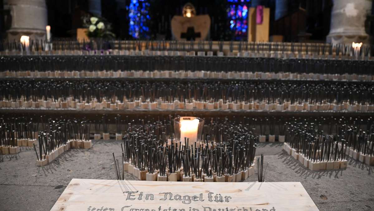 Schwäbisch Gmünd: Tausende Nägel erinnern in Kirche an Corona-Tote