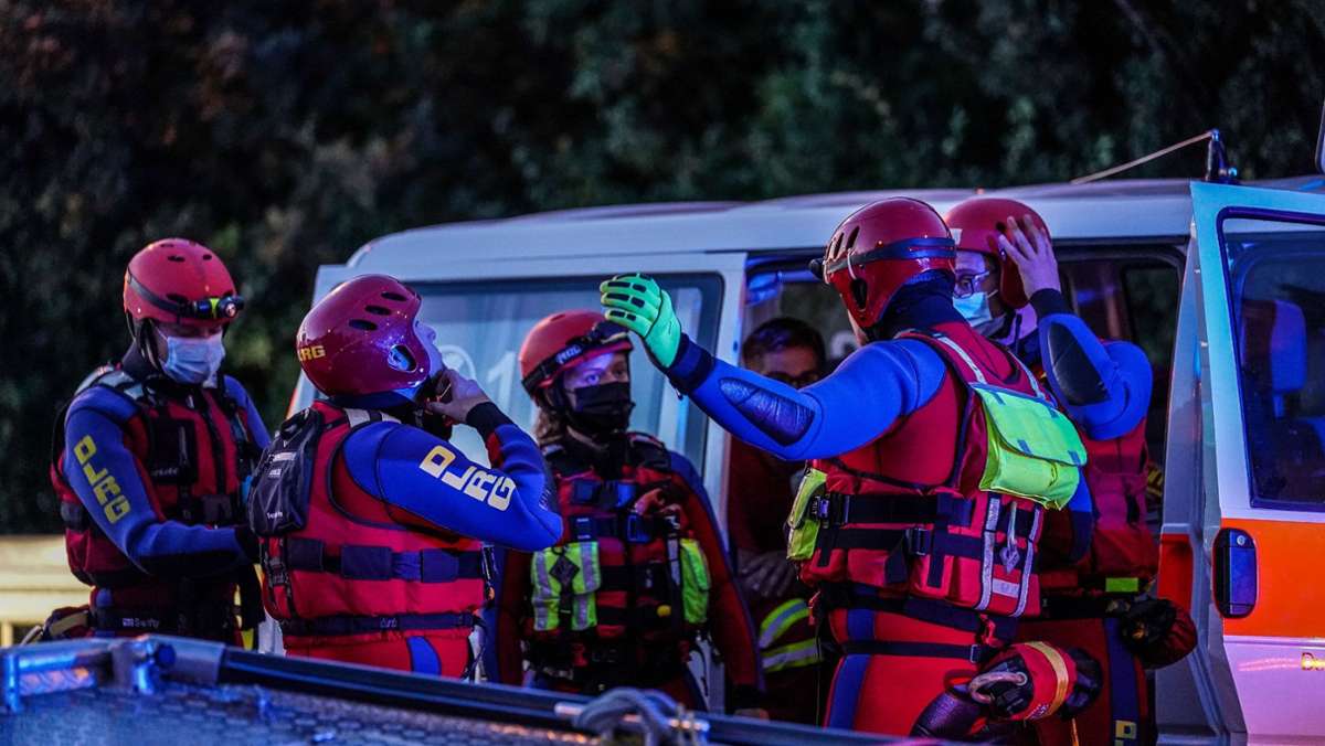 Ein Großaufgebot an Rettungskräften hat am Sonntagabend nach einer vermeintlich vermissten Person im Neckar in Wendlingen (Kreis Esslingen) gesucht. Die groß angelegte Suchaktion blieb jedoch ohne Ergebnis.