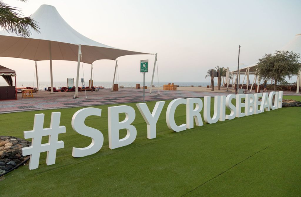 Sir Bani Yas Island westlich von Abu Dhabi im Persischen Golf ist die erste von Kreuzfahrtschiffen genutzte Privatinsel außerhalb der Karibik. Sie gehört Scheich Zayed, der auf dem 70 km2 großen Eiland ein Naturreservat für bedrohte Arten eingerichtet hat.