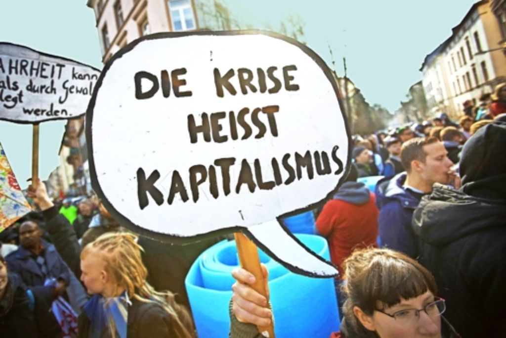Demonstranten protestieren am Eröffnungstag  des EZB-Neubaus   in Frankfurt gegen die  europäische und globale Finanzpolitik. Foto: dpa