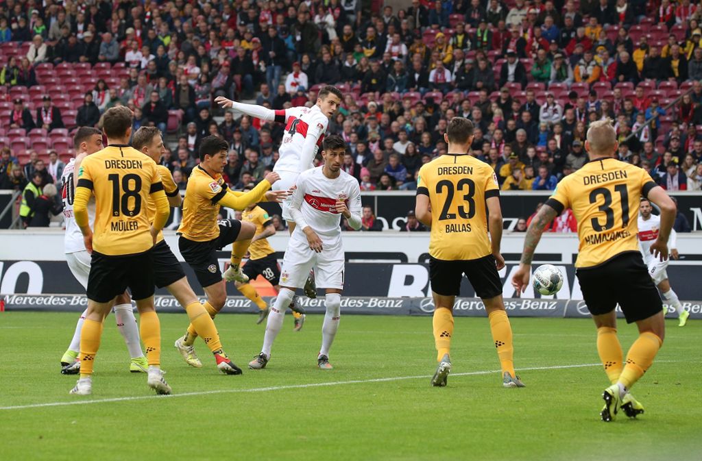 Verteidiger Kempf sorgte bei den VfB-Standards mit seiner Wucht immer wieder für Gefahr im Dynamo-Strafraum – hier verfehlt er den Kasten knapp.