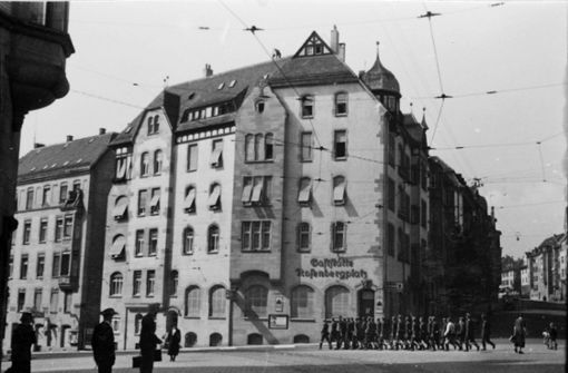 Soldaten? Zwangsarbeiter? Aus dem Bild erschließt sich nicht ganz klar, wer hier über den Rosenbergplatz marschiert. Aber es ist ein Bild, das für das seltsame Jahr 1942 in Stuttgart steht. Foto: / Stadtarchiv