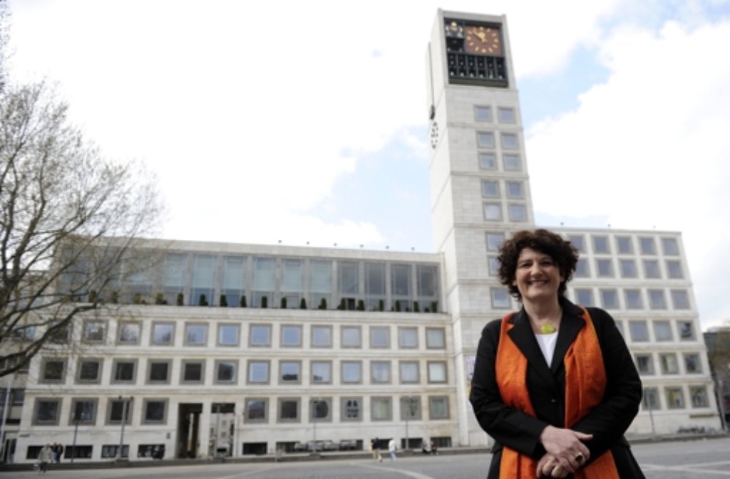 Drei Wochen nach ihrer überraschenden Präsentation nominiert die SPD am 4. Mai Bettina Wilhelm mit großer Mehrheit für die Stuttgarter Oberbürgermeisterwahl. Die parteilose Erste Bürgermeisterin von Schwäbisch Hall bekommt bei einer Kreiskonferenz mit mehr als 100 Delegierten lediglich eine Gegenstimme.