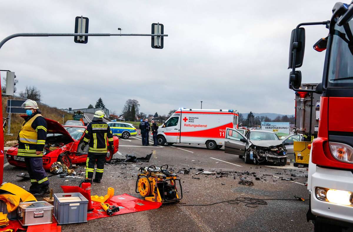 Ein Porschefahrer hat im Kreis Göppingen einen schweren Unfall verursacht.