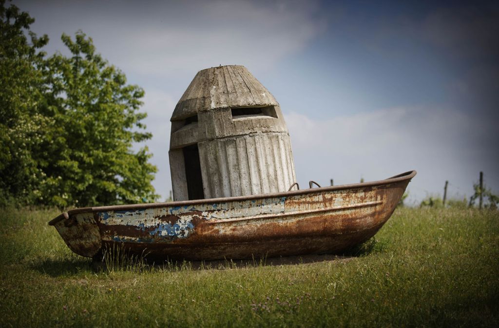 Philipp Morlocks „Über das Verschwinden“ stellt einen Ein-Mann-Bunker in einem rostigen Boot dar.