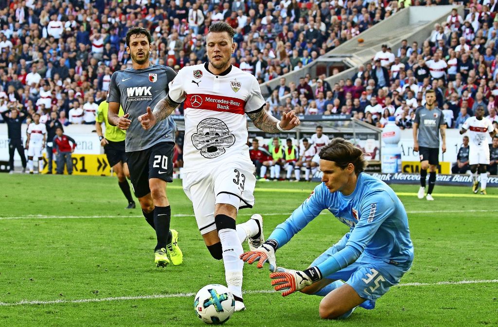 Wieder nichts mit einem Tor: dem VfB-Stürmer Daniel Ginczek springt der Ball zu weit vom Fuß und der Augsburger Torhüter Marwin Hitz packt zu.